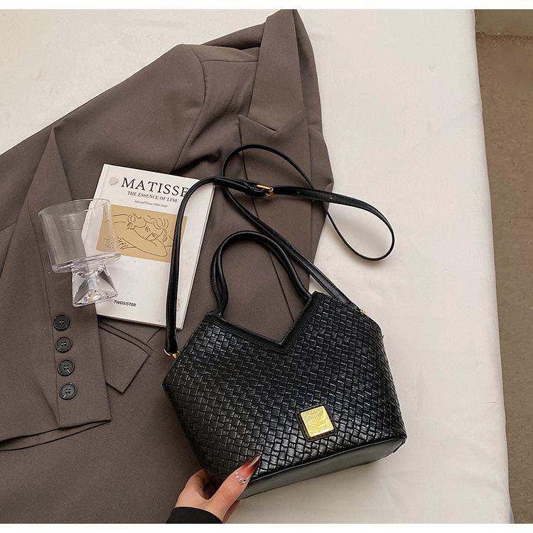 

Large capacity bag women s 2025 new retro indentation shoulder portable underarm bag premium texture commuter tote bag