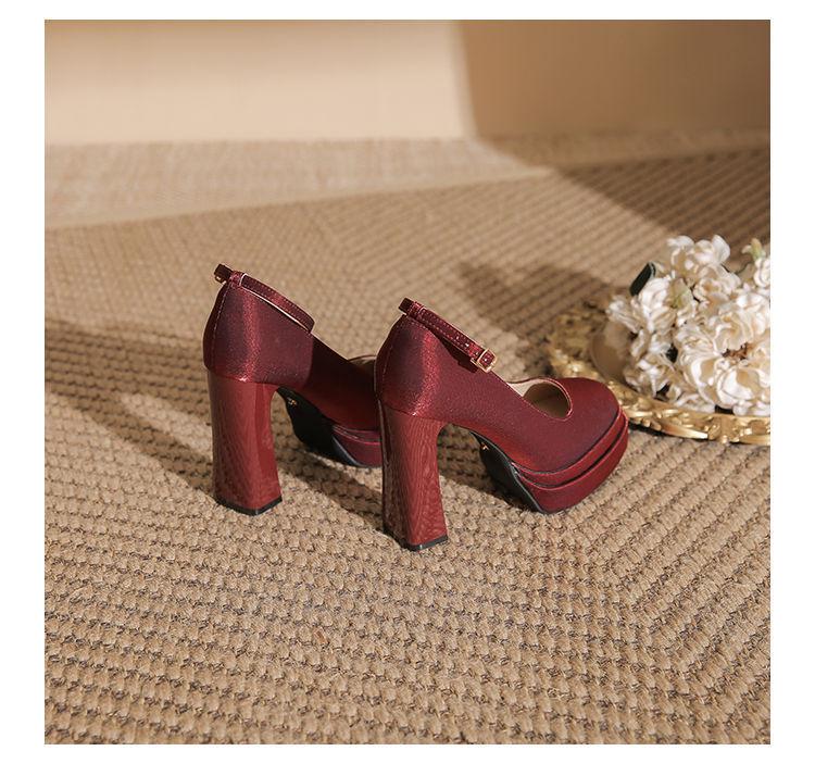 Bílé saténové platformové svatební lodičky ve stylu Mary Jane s kulatou špičkou a robustním podpatkem pro ženy, pohodlné svatební boty.