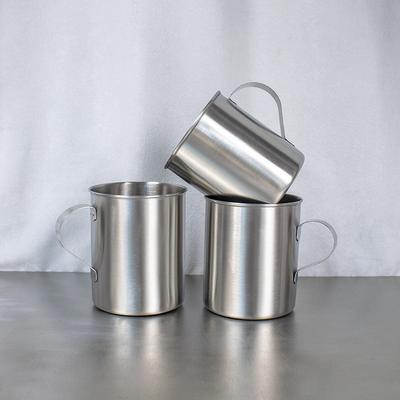 304 Edelstahl Wasserbecher mit Griff zufälliger Becher Camping Outdoor einlagiger Kaffeebecher Bierbecher große Kapazität Mundbecher