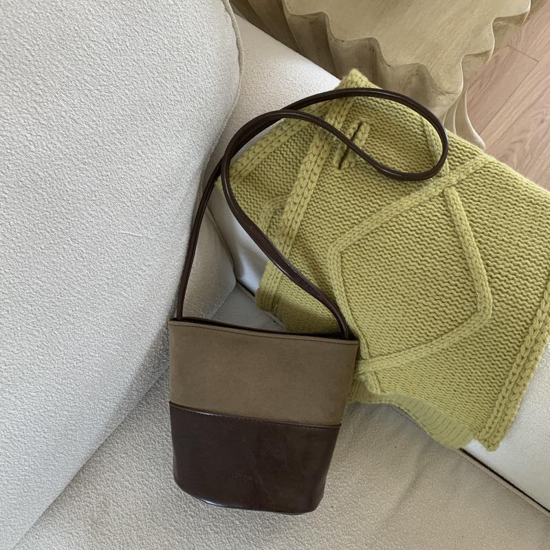 

2025 осень новая сумка-ведро трендовая модная сочетающаяся по цвету портативная сумка-мессенджер женская сумка корейская нишевая сумка-мессенджер через плечо