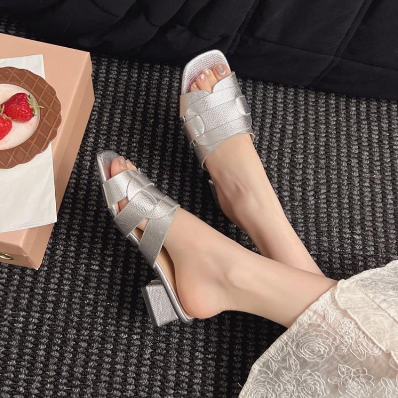 Fashion 2025 Summer New Women Slippers Flat Bottom Non-slip Outdoor Open Toe Beach Female Sandals Sexy Fashion Design Slides Woman Shoes