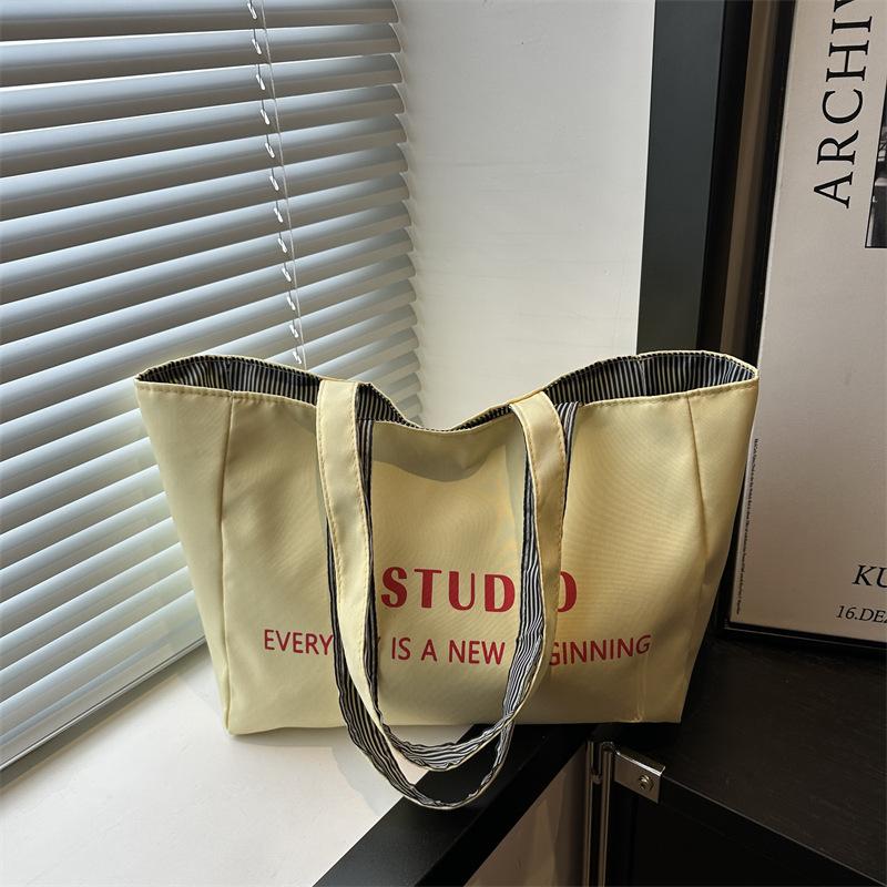Canvas bag women's large capacity 2025 new lazy wind shoulder shopping bag leisure summer student tote bag
