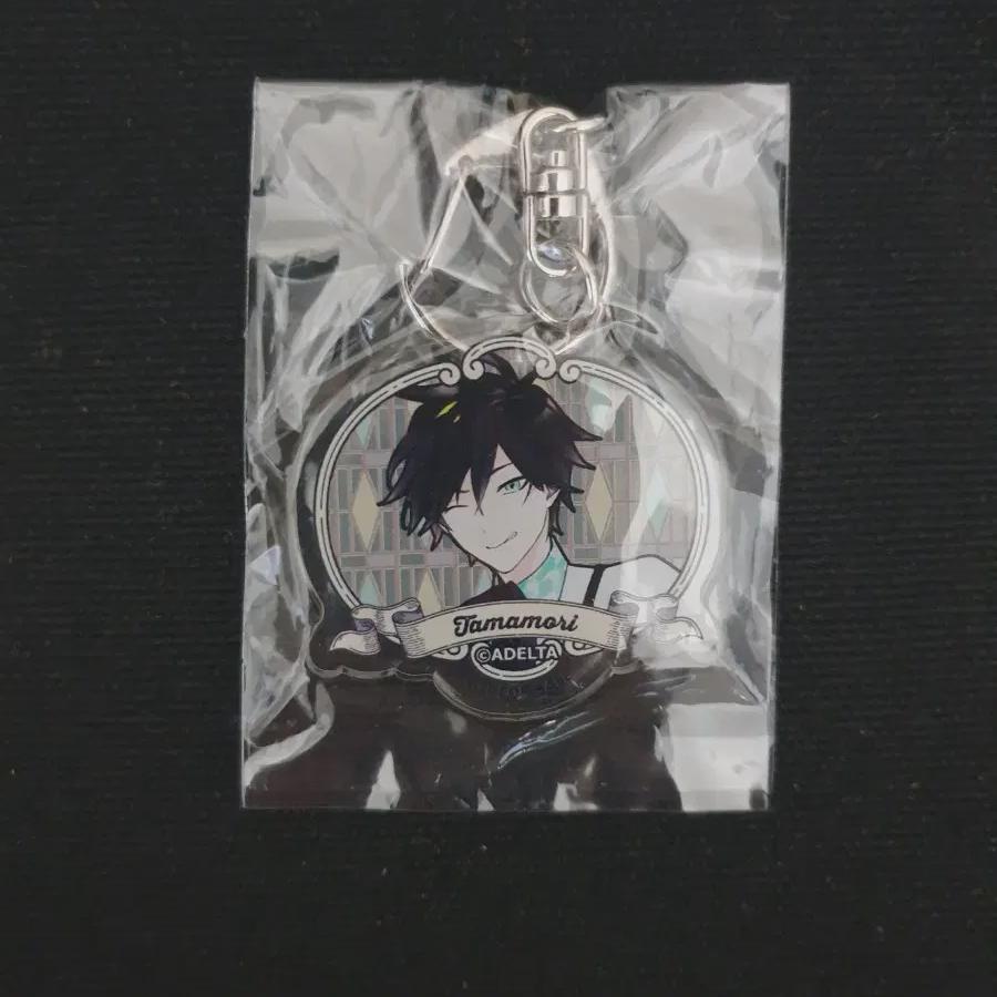 

Брелок Хашихиме Тамамори в старом книжном магазине