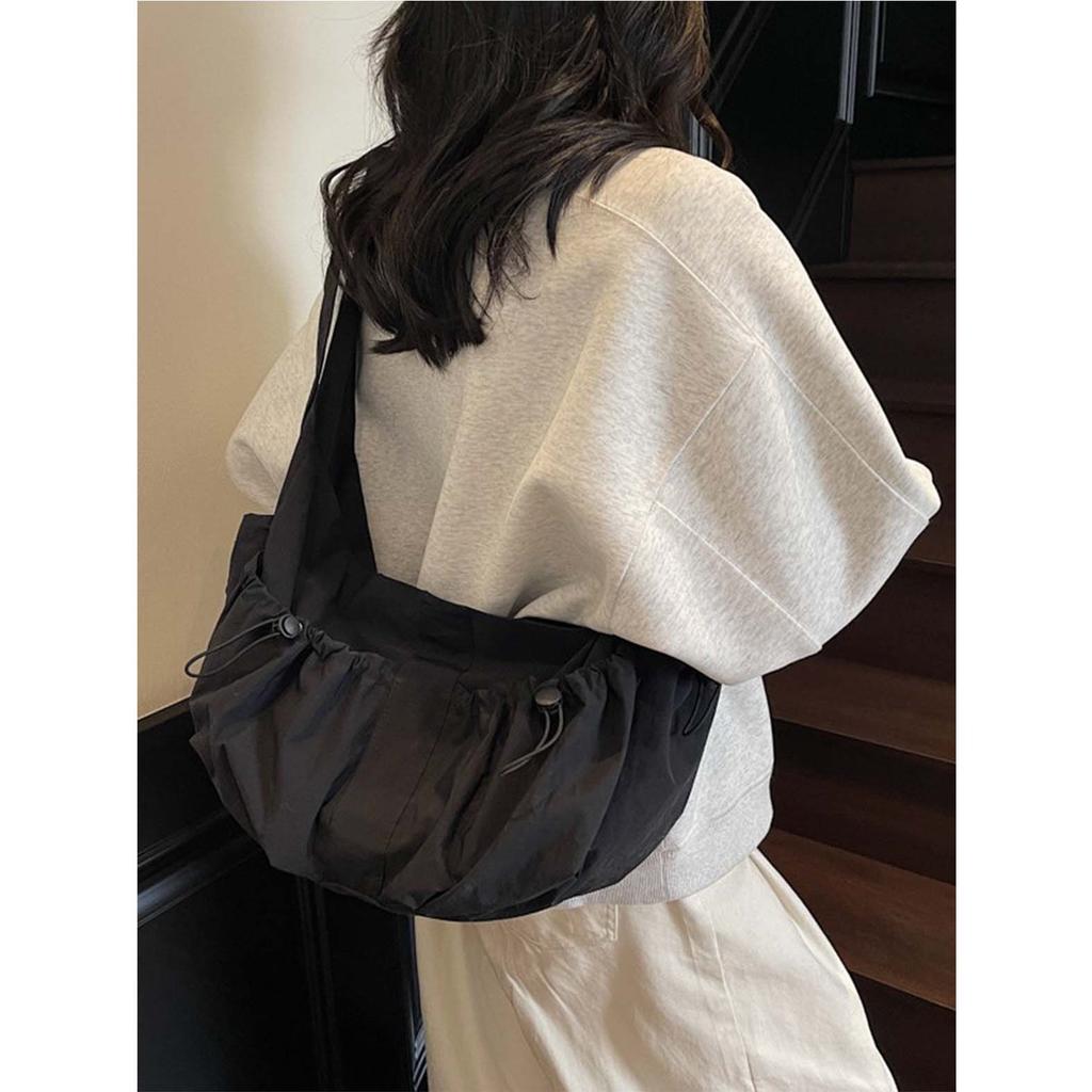 Canvas tas voor dames, grote capaciteit 2026 nieuwe zomer veelzijdig, niche design, enkele schouder crossbody tas, geplooide dumpling tas