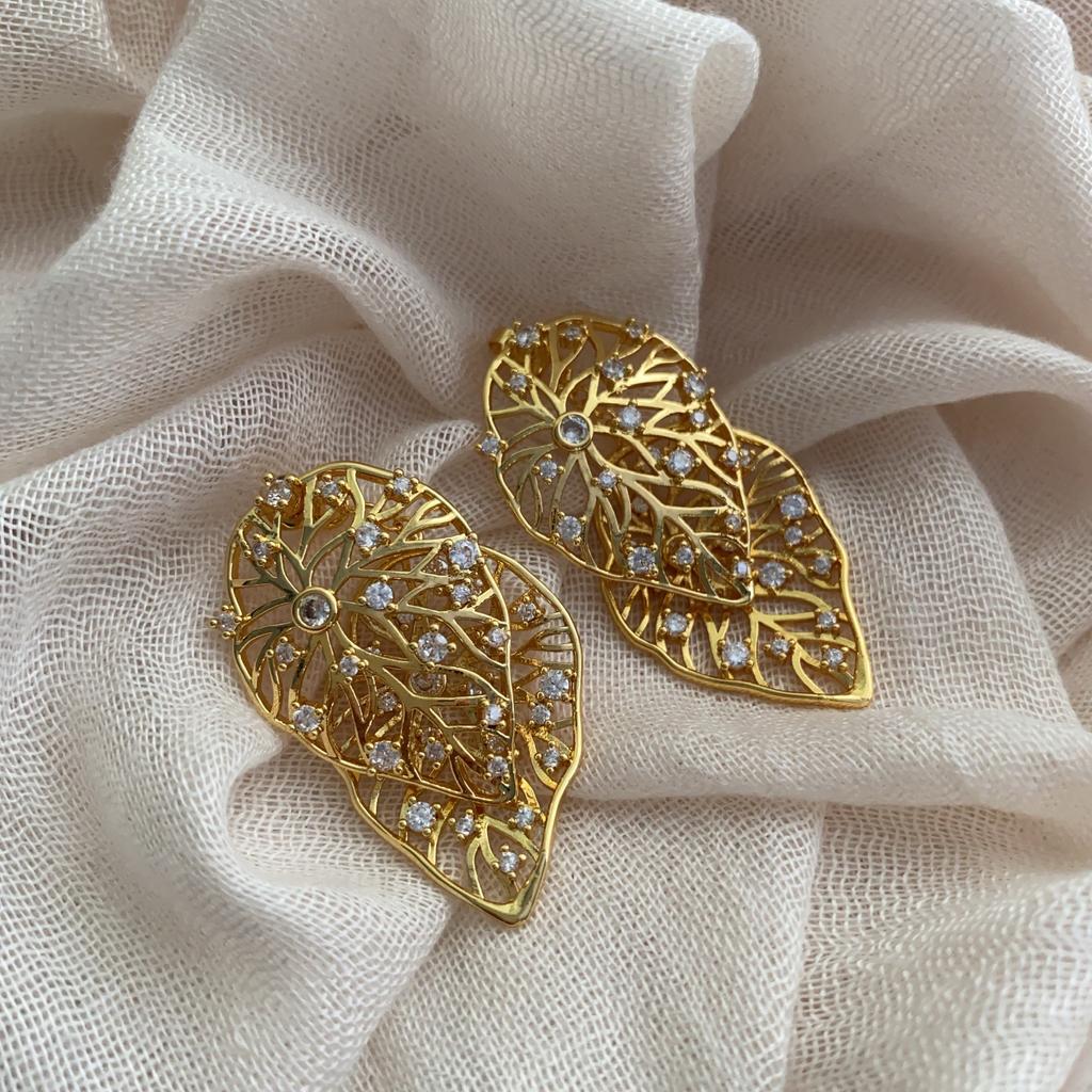 Natural Leaf Stud Earrings Are Simple and Exquisite, Niche Design, and a Hollow Leaf Is Embellished with Two White Stones To Embellish the Earrings