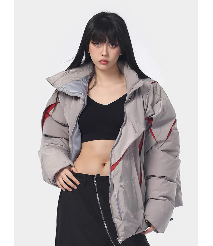 

Утепленная хлопковая куртка со складками и воротником-стойкой с учетом дизайна