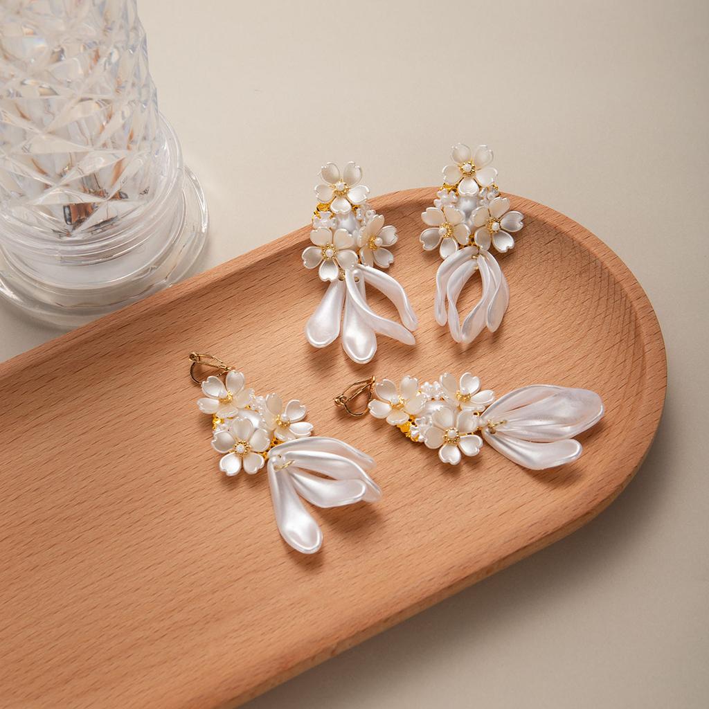 Mori Petal Resin White Flower Fringed Earrings Light Luxury High-End Earrings Atmosphere Ear Clips