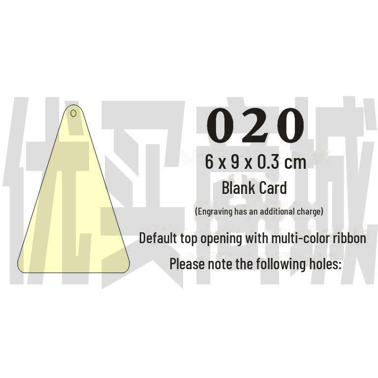 Gravovaná dřevěná karta s přáním s prázdnou visačkou a závěsnou cedulkou