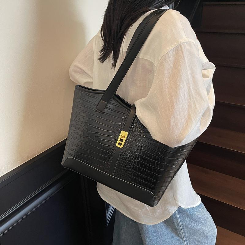 Large Capacity Portable Tote Bag Women's New Contrasting Color Fashion Commuter Shoulder Armpit Bag