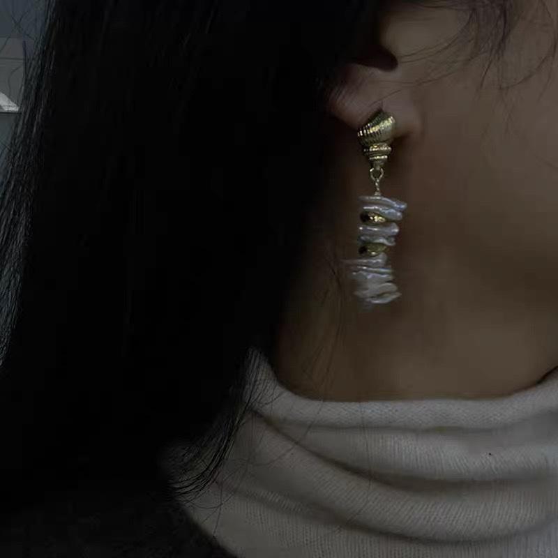 Keshi Gebrochenes Silber Natürliche Süßwasser-Barockperlen Blütenblatt-Ohrringe Europäischer und Amerikanischer Modischer Retro Vielseitiger Steckerohrringe Anhänger