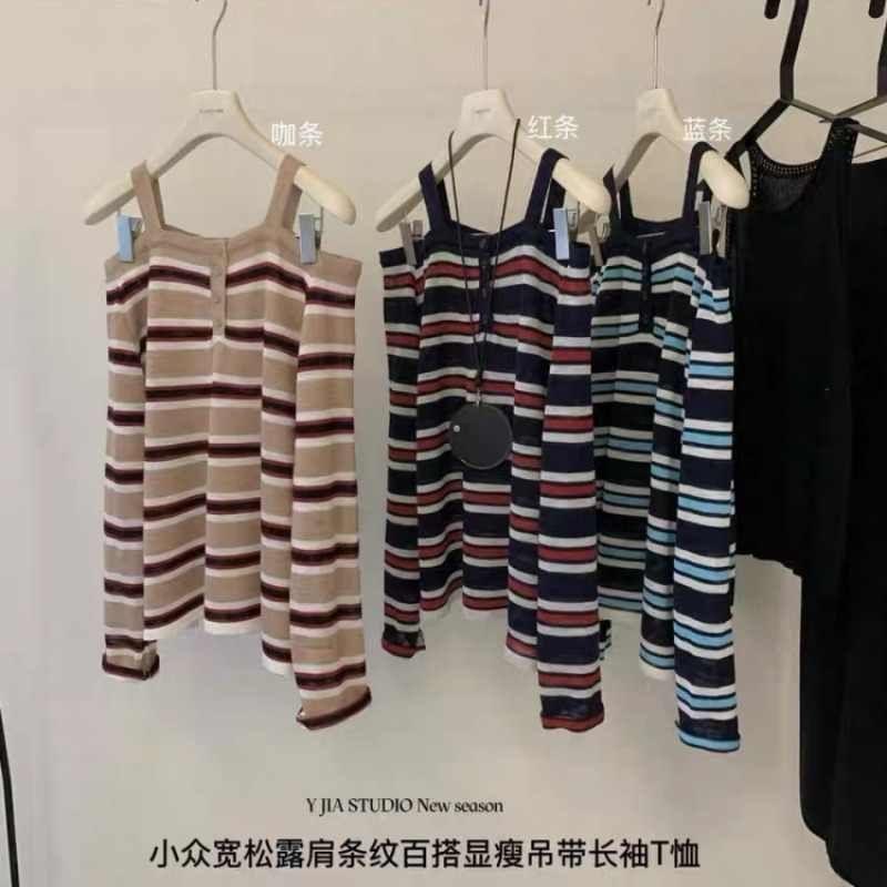 A Retro Loose One-shoulder Striped Halter Long-sleeved Knitted Top for Women with A Contrasting Color Design In Early Autumn