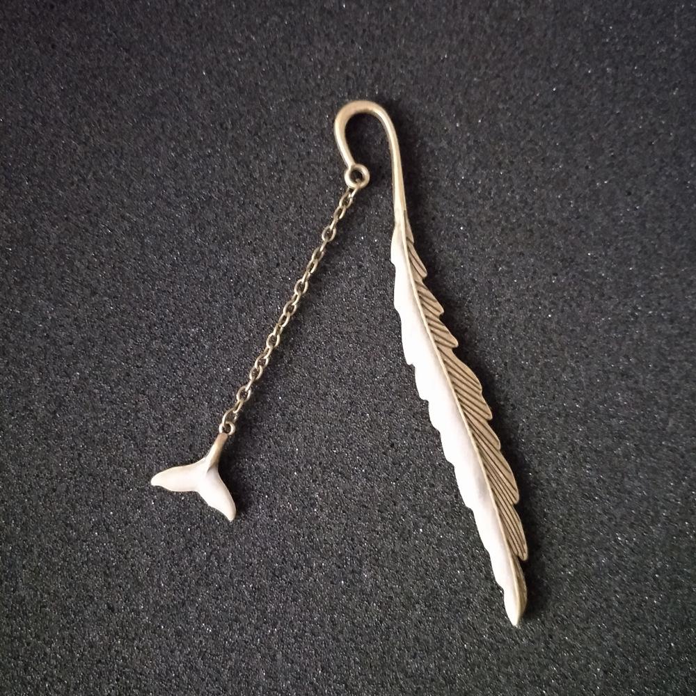 1Pc Luminous Feather Bookmark Retro Glowing Whale Tail Metal Bookmark Fluorescent Owl / Butterfly Bookmark
