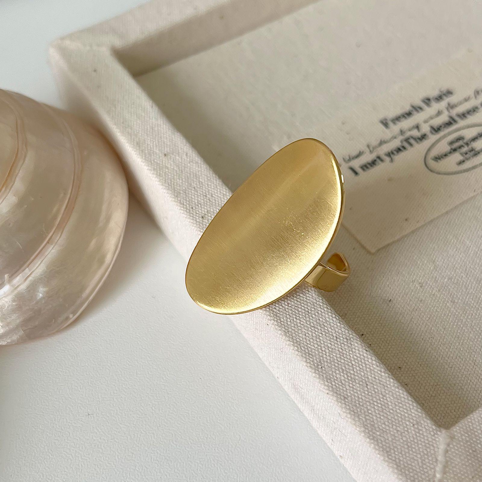 

Элегантное овальное кольцо-заявление с матовой текстурой для женщин