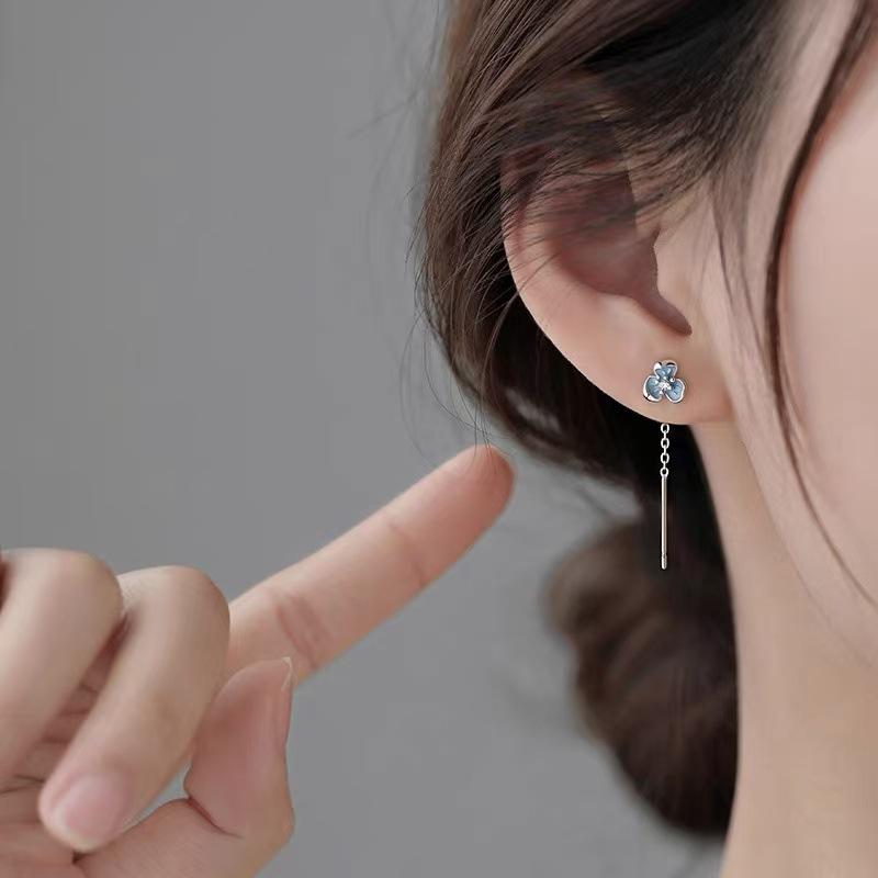 Female Iris Flower Niche Earrings 1 pair