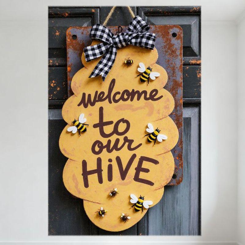 

Rustic Beehive Themed Metal Tin Sign - Welcome to our Hive with 3D Bees, Scalloped Wooden Look & Checkered Bow for Home/Door D 20x30cm（7.8x11.8inch）