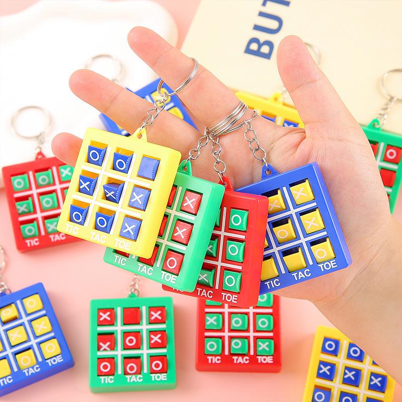Portachiavi Tris XO: Gioco da tavolo educativo in plastica Go-Moku per studenti