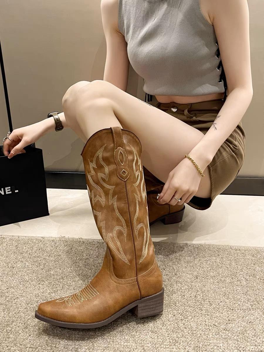 

2025 Европейские и американские летние новые остроносые туфли на среднем каблуке, ретро сапоги-казаки с V-образным вырезом, сапоги-чулки на толстом каблуке с вышивкой, модные сапоги 40 коричневый