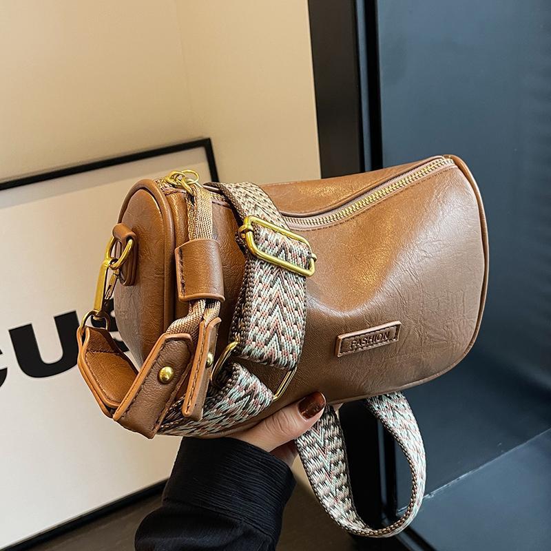 This year, Boston bags are popular, niche retro new broadband messenger bags, women's versatile small bags, pillow bags.