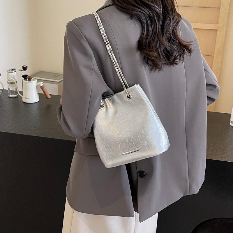 Large-capacity Commuter Big Bag Women's New Spring and Summer Fashion Bucket Bag Texture Chain Messenger Bag