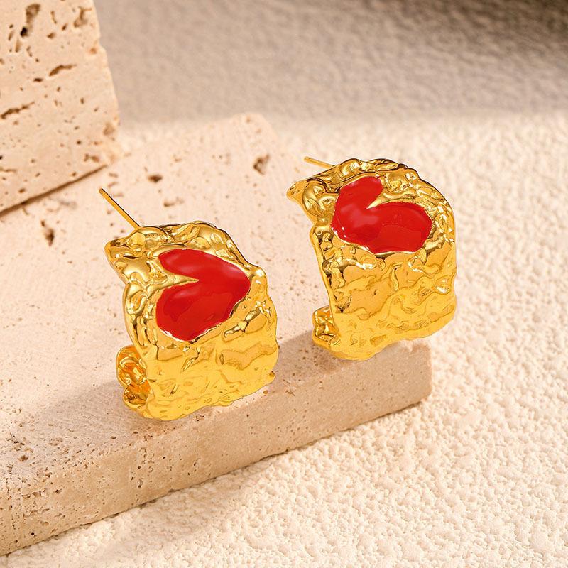 New heart-shaped titanium steel earrings, retro high-end sense, light luxury and non-fading 18k gold stainless steel stud earrings.