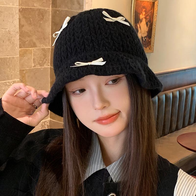 Stylowy jesienno-zimowy dzianinowy kapelusz bucket z szerokim rondem dla kobiet - odporny na zimno i korzystnie podkreślający twarz