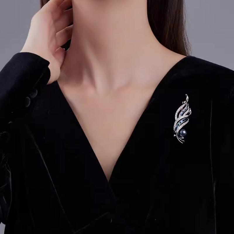 The Orchid Brooch for Women Is Exquisite and Unique. It Features A Leaf Corsage with A Niche Design and A Pearl Brooch