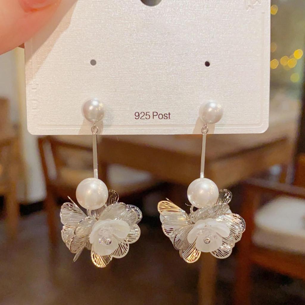 Silberne Strass Quasten Ohrringe: Übertriebenes Blumendesign für einen stilvollen Look.