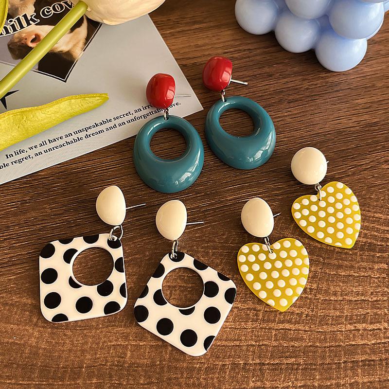 2025 New Retro Hong Kong Style Colorful Earrings: Luxury, High-End Studs, Exaggerated Fashion for Women