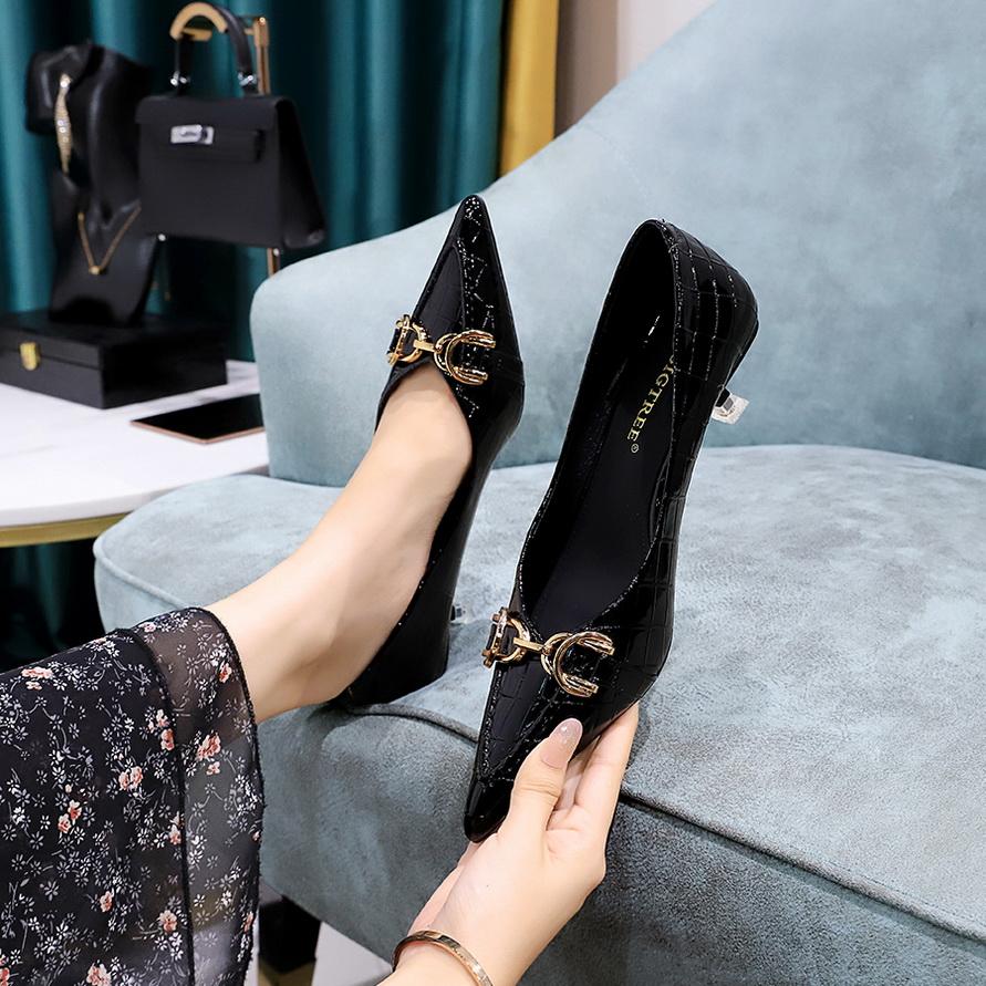 Scarpe singole da donna con tacco sottile, tacco medio, bocca bassa, a punta, in pelle verniciata con motivo pietra retrò con fibbia in metallo