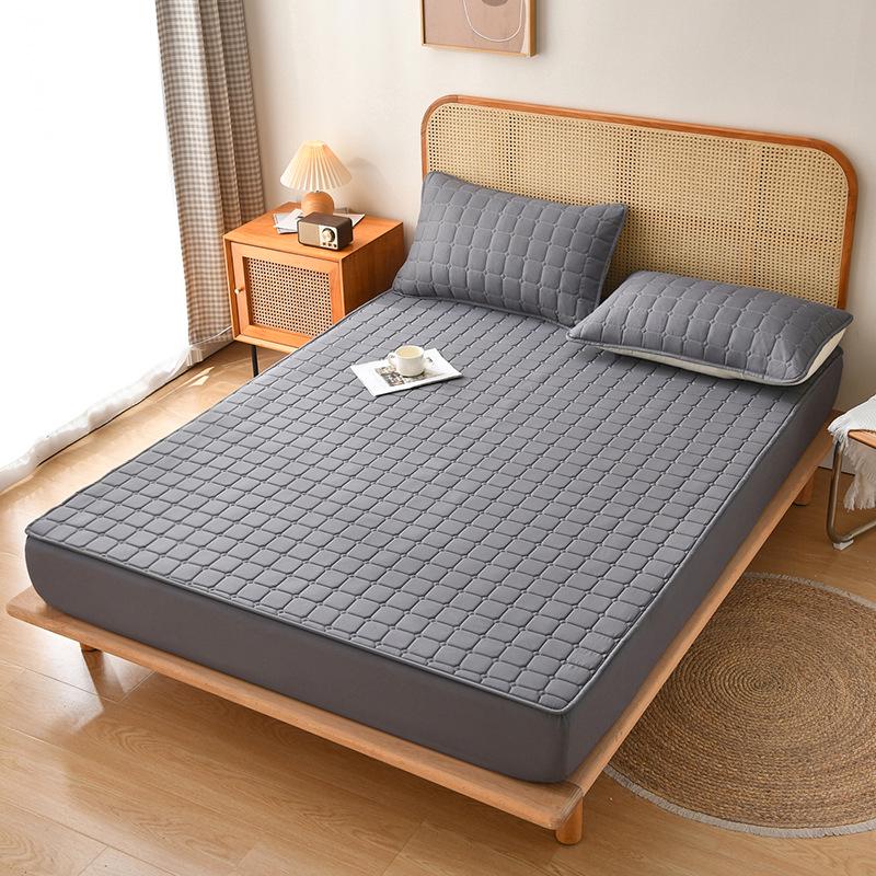Thickened Brushed Non-Slip Waterproof Quilted Mattress Cover, for Autumn and Winter Warmth and Protection.