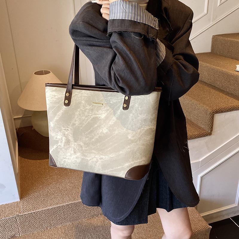 Fashion and Leisure Large-capacity Tote Bag Women's New Texture Contrasting Color Splicing Portable Commuter Bag Shoulder Bag