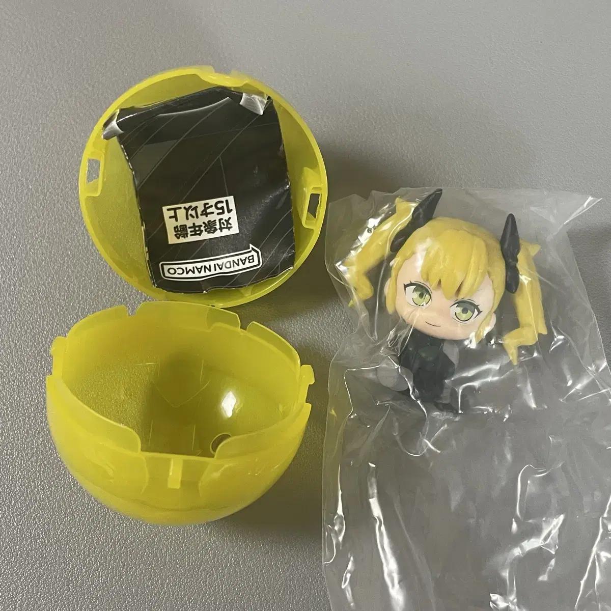 

Монстр 8 Монстр 8 Синономия Кикору Суварасэтай Сидящая Мини Гача Фигурка