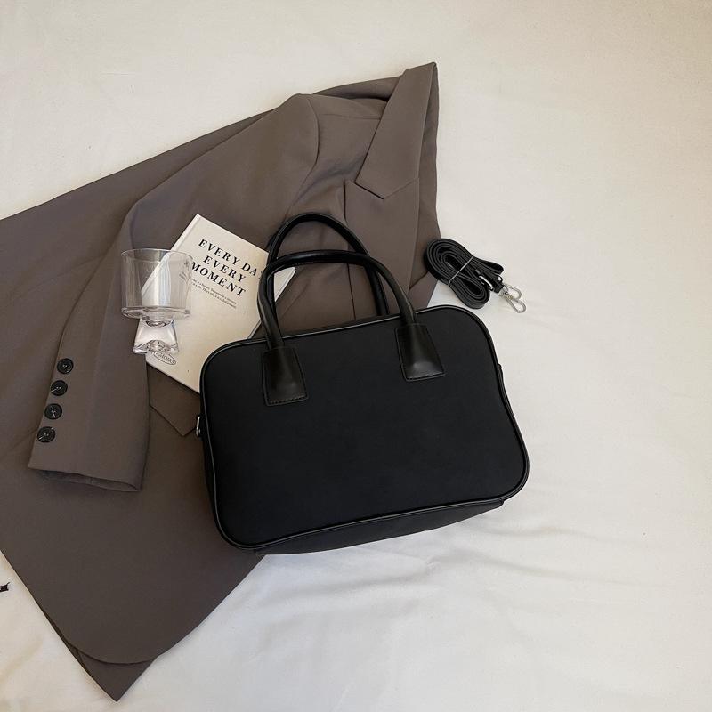 

Зимняя сумка большой вместимости женская 2025 новая высококлассная сумка-боулинг на плечо универсальная популярная сумка этого года 29*13*20 чёрный