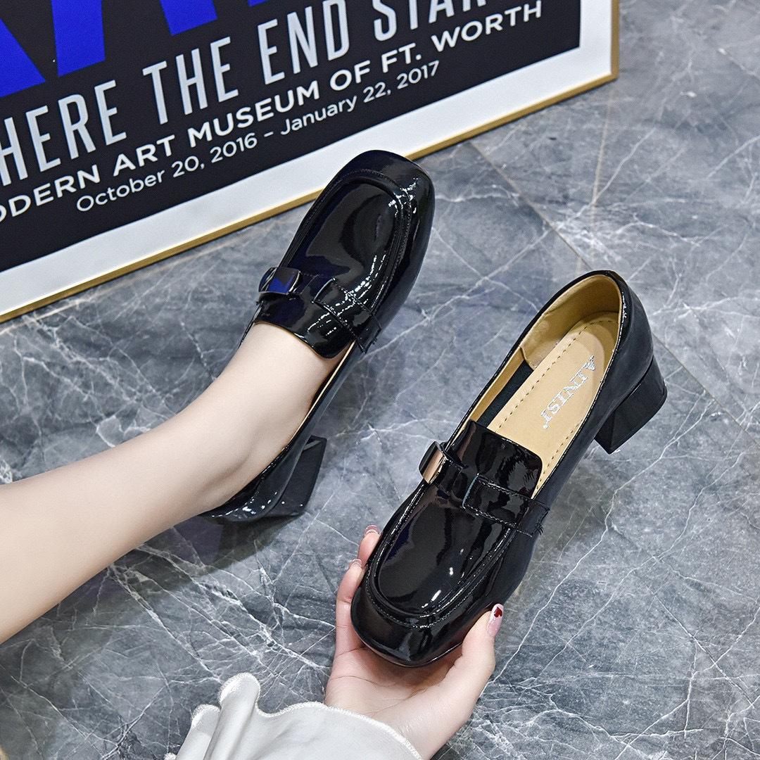 

Одиночная обувь женская обувь весна новая квадратный носок средний каблук коровья лаковая кожа квадратная пряжка маленькие кожаные туфли обувь на четыре сезона 40