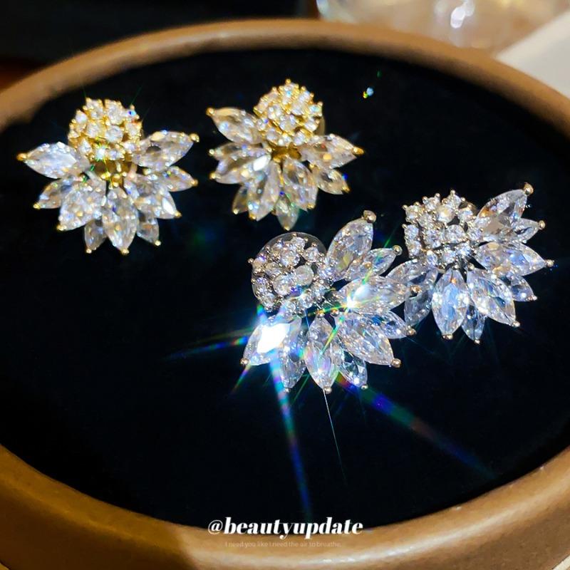 The Icing On the Cake~ Shining Zircon Flower Ear Clips for Women Without Earholes Korean Exquisite Earrings Light Luxury High-end Earrings
