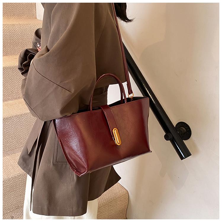 High-quality Handbag for Large Women Versatile Luxury Commuting Letter Shoulder Bag Fashiable Single-shoulder Crossbody Bag
