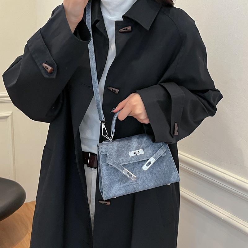 2025 winter new retro casual portable small square bag simple fashion temperament beautiful shoulder messenger bag