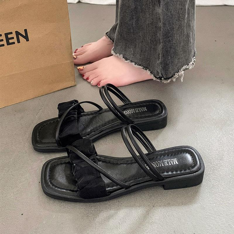 Internet celebrity super fire cool slippers women summer wear 2025 new fashion fairy wind flat beach with skirt sandals