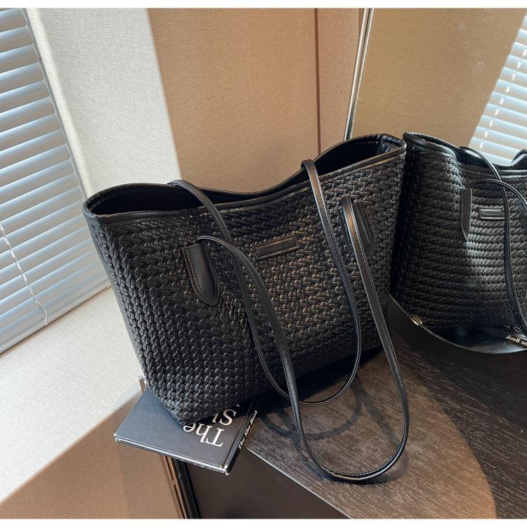 

Simple large-capacity bag women s fashion new shoulder bag casual versatile commuter texture tote bag чёрный