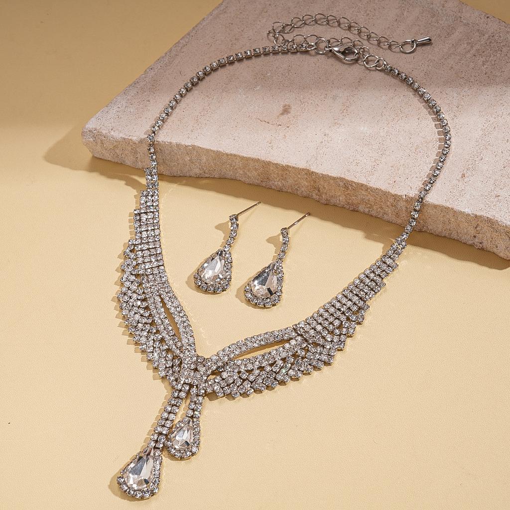 Two-piece Set of Diamond-encrusted Water Drop Pendant, Collarbone Chain, Temperament, Fashionable Neck Chain, Light Luxury Necklace.