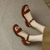 Minimalistische braune flache Sandalen | Quadratische Zehenpartie, zwei Riemen, Retro, lässiger Komfort