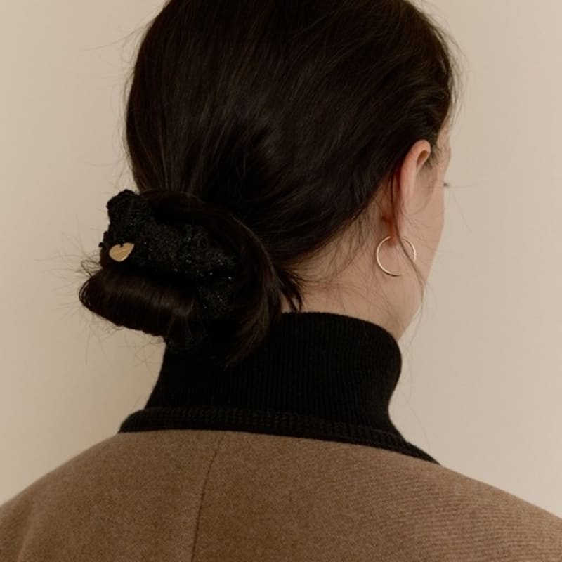 

Резинка-скранч с подвеской-сердечком DEPOUND - черный твид black tweed