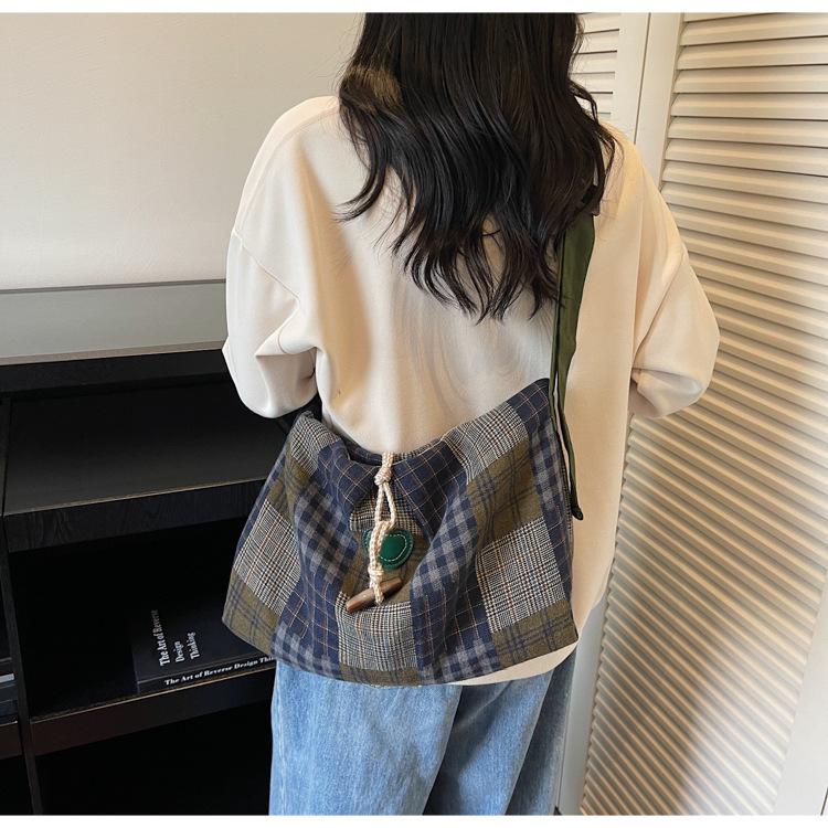 Autumn/Winter Retro Plaid Tote: Lightweight, Versatile, Large-Capacity Women's Crossbody Bag