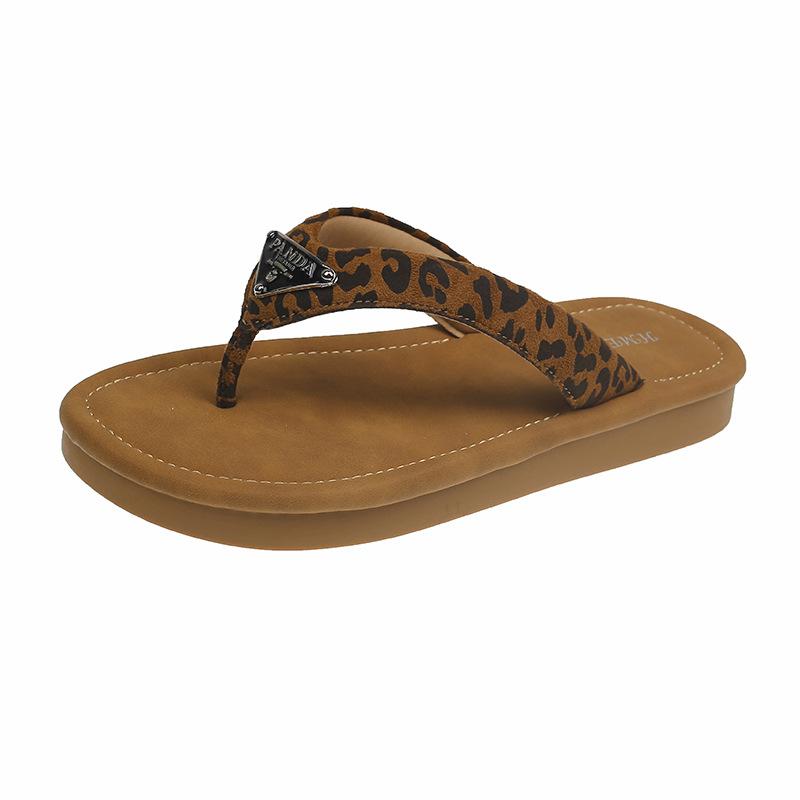 Simple non-slip flip-flops women 2025 summer light and comfortable Korean version stepping on shit feeling toe beach shoes sandals retro