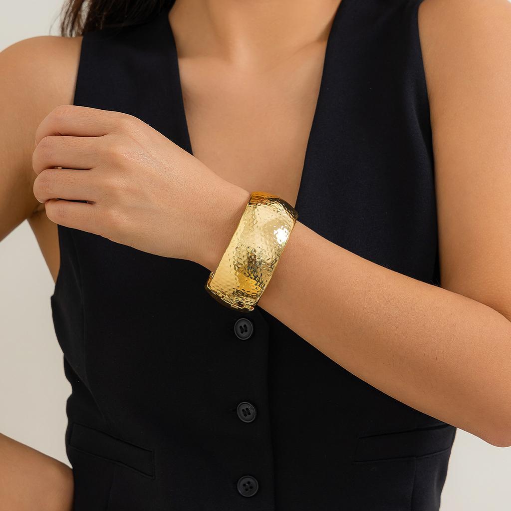 Design Sense Metal Snake Stripe Wide Bracelet Fashion Niche Texture Sense Round Ring Open Bracelet Women