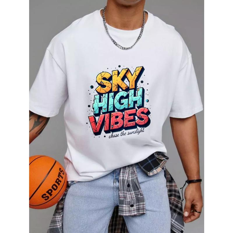 Sky High Vibes T-shirt Vit Färgstarkt Grafiskt Tryck med Texten Sky High Vibes och Chase The Sunlight för Vardagsbruk och Utomhusaktiviteter