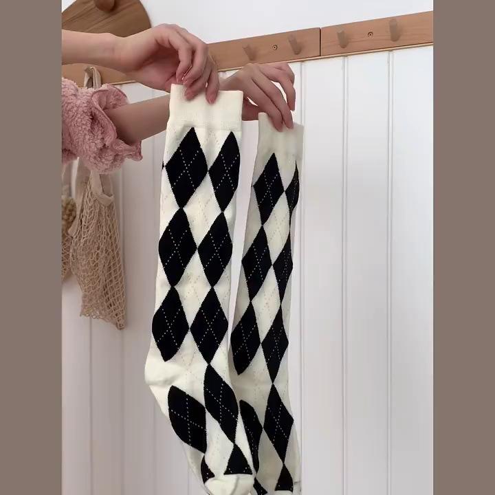Night teaching room rhombus black and white medium tube calf socks women's spring and autumn long tube rhombus checkerboard jk college style