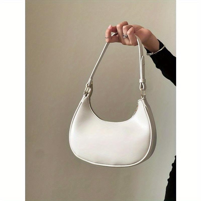 New Fashionable And Simple Crescent-Shaped Bright Surface Shoulder Bag, With A Distinctive Texture And Classic Look That's Suitable