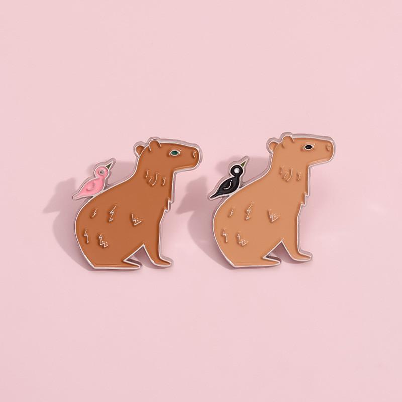 Adorable Cartoon Animal Alloy Badge Custom Design Bird Capybara Brooch Fashionable Hat Accessory
