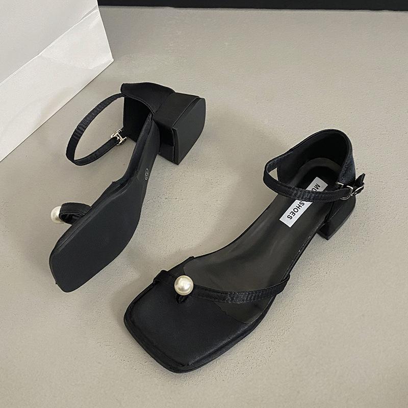 French Square Head Pearl One-word Buckle with Thick Heel Sandals Female 2025 Summer New Versatile Fairy Style Toe Sandals